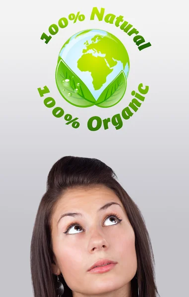 Meisje kijkend naar groene eco teken — Stockfoto