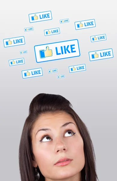 Chica joven mirando el tipo social de iconos y signos — Foto de Stock