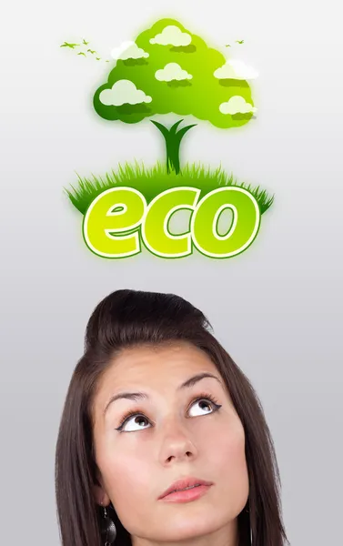 Jeune fille regardant signe vert eco — Photo