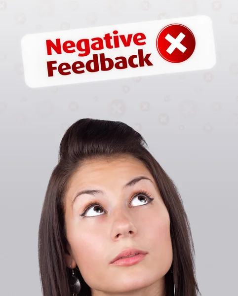 Молодая девушка смотрит на положительные негативные признаки — стоковое фото