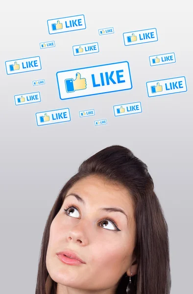 Mladá dívka při pohledu na sociální typ ikon a příznaky — Stock fotografie