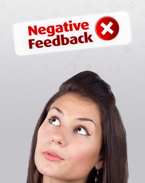 Chica joven mirando a los signos negativos positivos —  Fotos de Stock