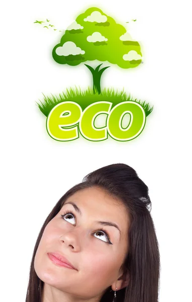 Junges Mädchen schaut auf grünes Öko-Schild — Stockfoto