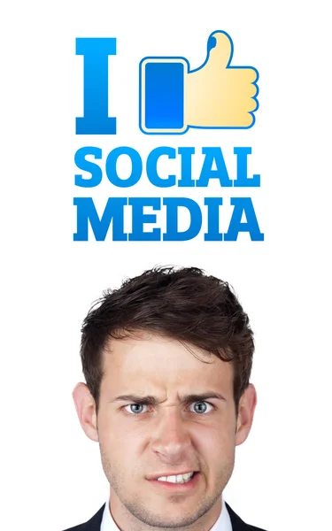 Молодой человек смотрит на социальный тип икон и знаков — стоковое фото