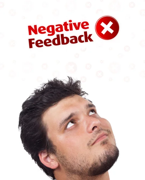 Cabeça jovem olhando para sinais negativos positivos — Fotografia de Stock