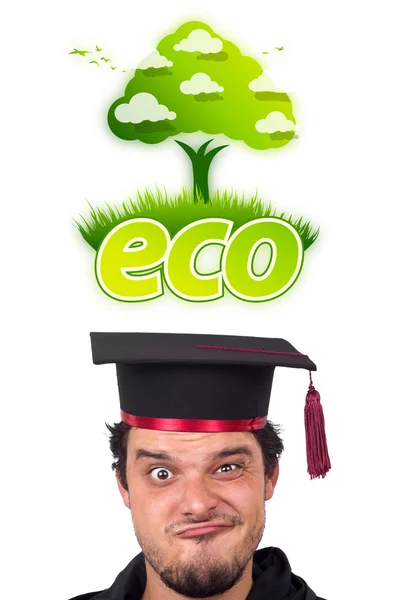 Unga huvud tittar på grön eco tecken — Stockfoto