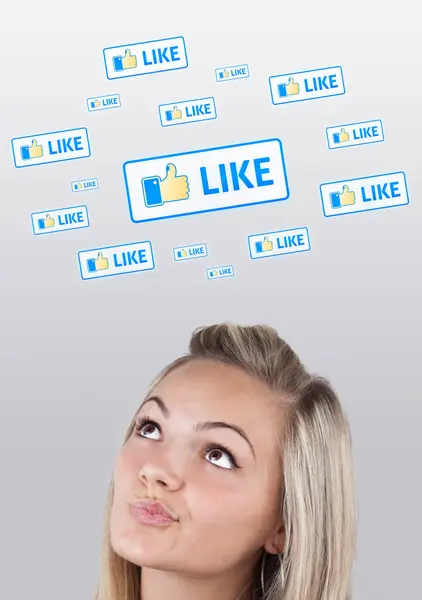 Młoda dziewczyna patrząc na społeczne typ ikony i znaki — Zdjęcie stockowe
