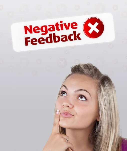 Meisje kijkend naar positieve negatieve signalen — Stockfoto