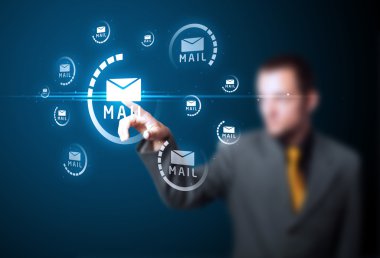 Sanal ileti tipindeki simgelere basan iş adamı