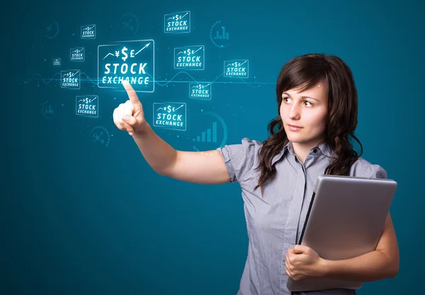 Affärskvinna som att trycka på moderna företag typ av knappar — Stockfoto