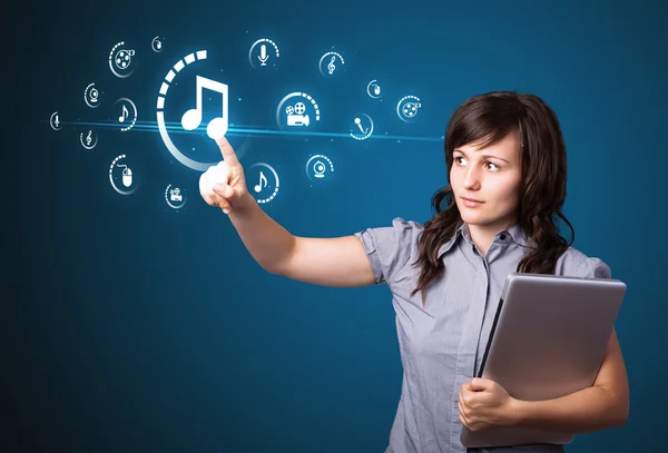 Affärskvinna trycker på virtuella medier typ av knappar — Stockfoto