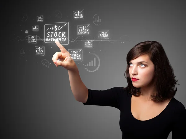 Affärskvinna som att trycka på moderna företag typ av knappar — Stockfoto
