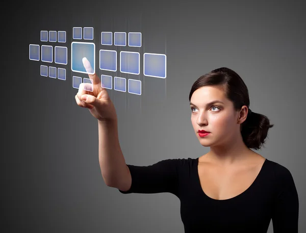 Ділова жінка натискає високотехнологічний тип сучасних кнопок — стокове фото