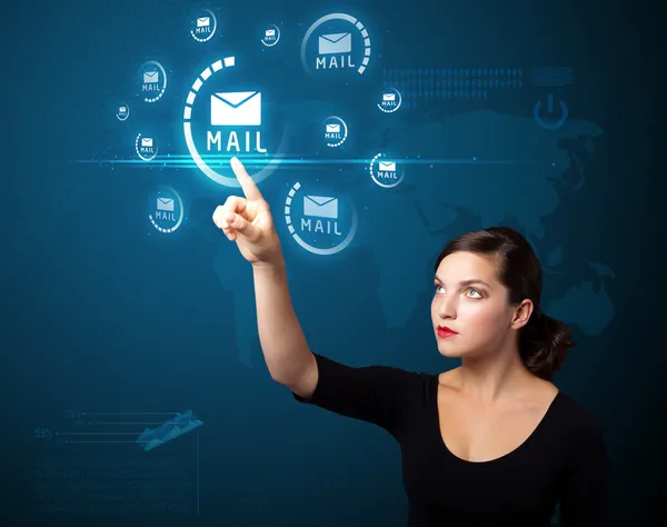 Geschäftsfrau drückt auf virtuelle Symbole — Stockfoto