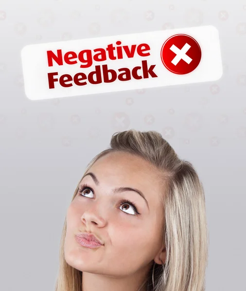 Młoda dziewczyna patrząc na pozytywne Objawy negatywne — Zdjęcie stockowe