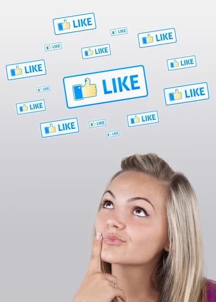 Chica joven mirando el tipo social de iconos y signos — Foto de Stock