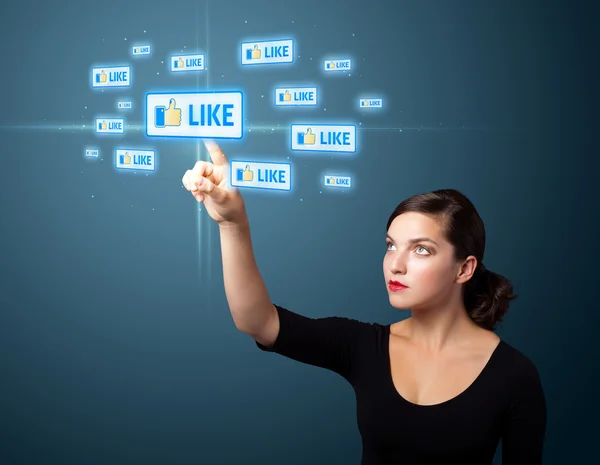 Geschäftsfrau drängt auf moderne soziale Ikonen — Stockfoto