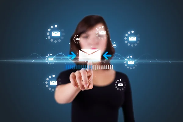 Affärskvinna som att trycka på virtuella messaging typ av ikoner — Stockfoto