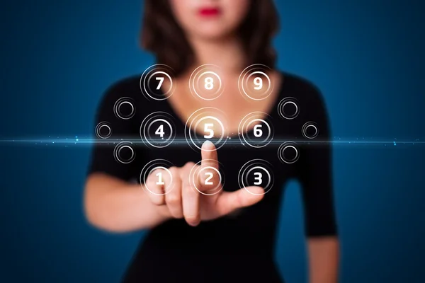 Affärskvinna som att trycka på virtuella messaging typ av ikoner — Stockfoto