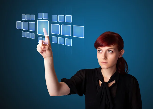 Mujer de negocios presionando el tipo de alta tecnología de los botones modernos — Foto de Stock
