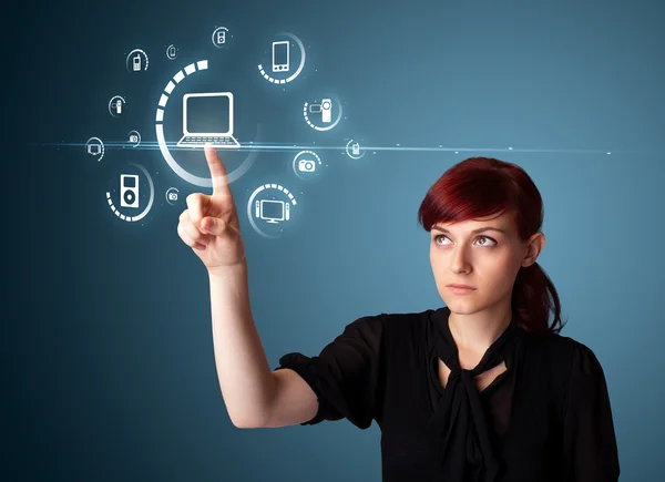 Affärskvinna trycker på virtuella medier typ av knappar — Stockfoto