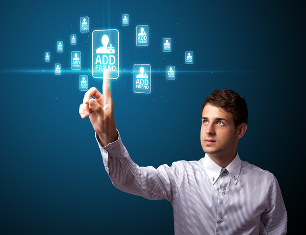 Бизнесмен нажимает современные социальные типы икон
