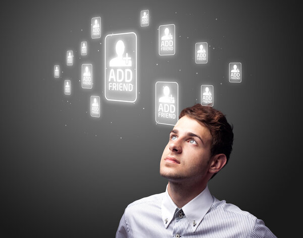 Бизнесмен нажимает современные социальные типы икон
