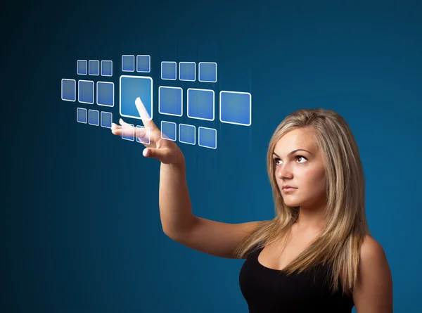 Geschäftsfrau drückt moderne High-Tech-Knöpfe — Stockfoto