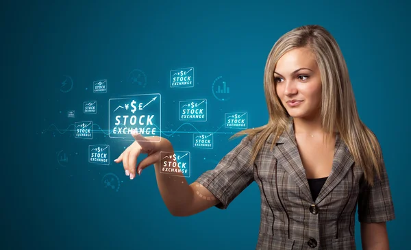 Üzletasszony modern üzleti típusú gomb megnyomásával — Stock Fotó