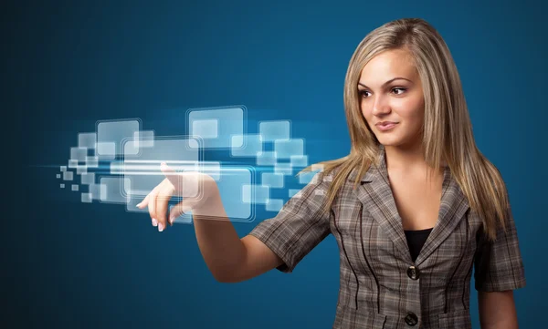 Geschäftsfrau drückt moderne High-Tech-Knöpfe — Stockfoto