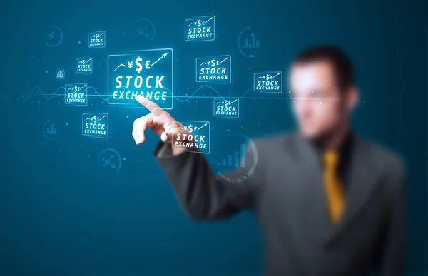Affärsman att trycka på moderna företag typ av knappar — Stockfoto