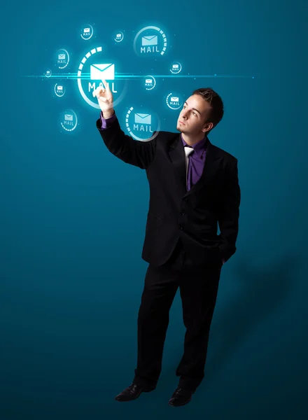 Geschäftsmann drückt auf virtuelle Messaging-Symbole — Stockfoto