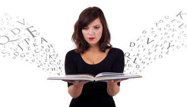 Kız uçan harfler ile kitap okuma