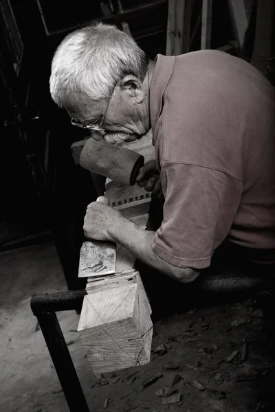 Woodcarver working with mallet and chiesel — Stock Photo, Image