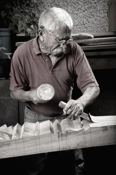 Sculpteur sur bois avec maillet et chiesel — Photo