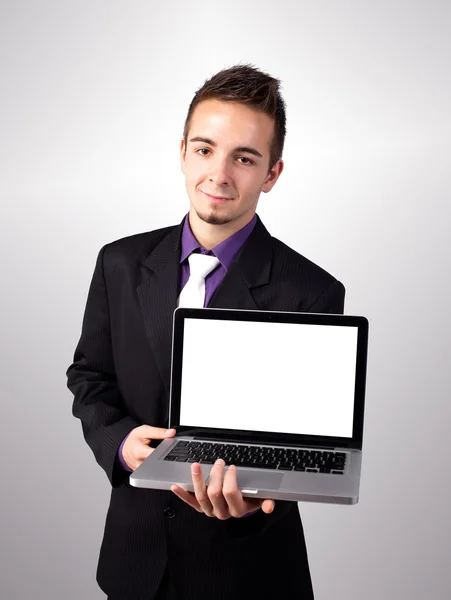 Νεαρός άνδρας που δείχνει μια παρουσίαση εργασίας για φορητό υπολογιστή — Φωτογραφία Αρχείου