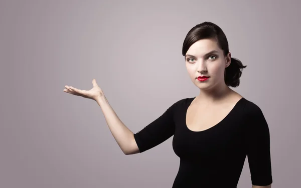 Kvinna presentera något imaginärt med sin högra hand — Stockfoto