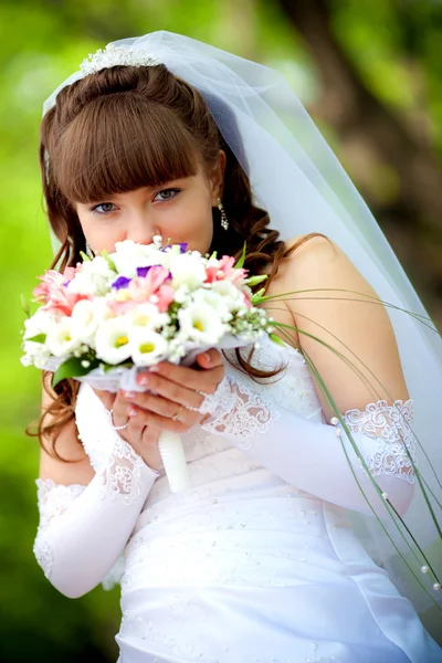 Retrato de la joven novia hermosa en la naturaleza — Foto de Stock
