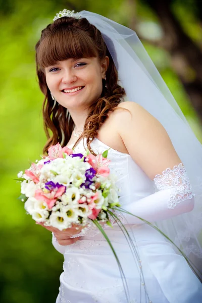 Портрет молодой красивой невесты на природе — стоковое фото