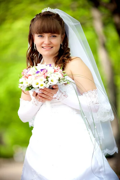 Retrato da noiva bonita jovem na natureza — Fotografia de Stock