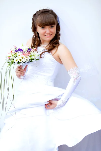 Schöne junge Frau mit Blumen auf weiß — Stockfoto