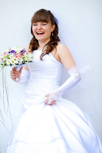 Piękna młoda kobieta z kwiatami na biały — Zdjęcie stockowe