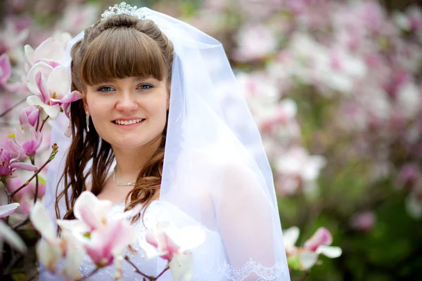 Junge Braut inmitten der Blumen — Stockfoto