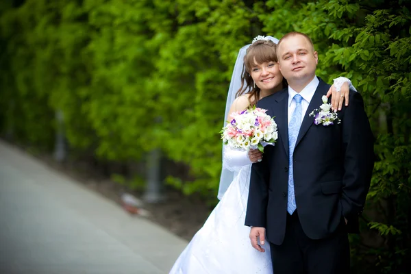 Retrato de um casal recém-casado — Fotografia de Stock