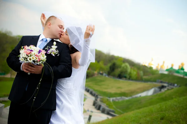 Ευτυχισμένη νύφη και τον γαμπρό — Φωτογραφία Αρχείου