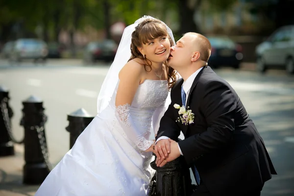 Autóstoppal úton egy fiatal házaspár newlywed. — Stock Fotó