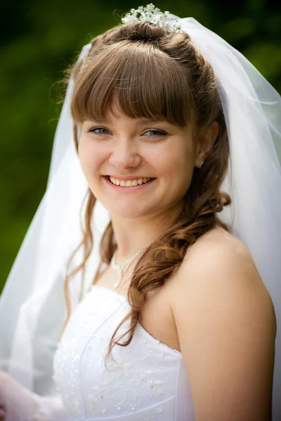 A fiatal gyönyörű menyasszony, portré — Stock Fotó