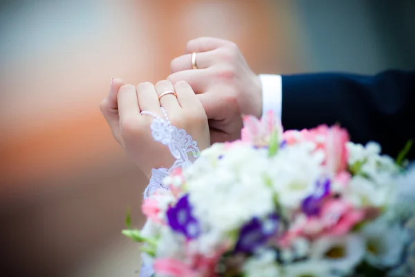 Anéis de casamento na noiva e noivo — Fotografia de Stock