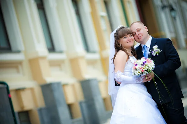 Boldog menyasszony és a vőlegény — Stock Fotó