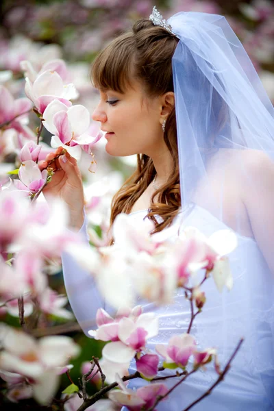 Jonge bruid onder de bloemen Stockfoto